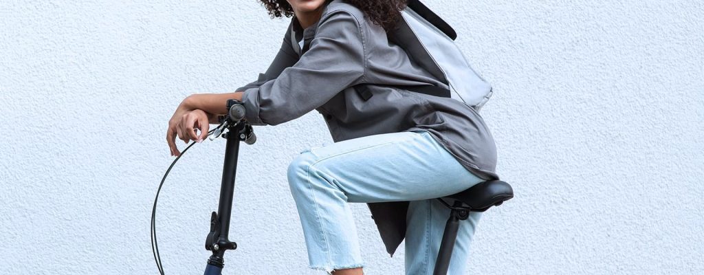 Mulher andando em uma bicicleta