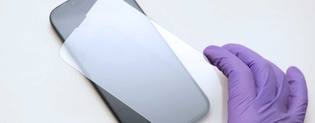 Aplicando pelicula em smartphone