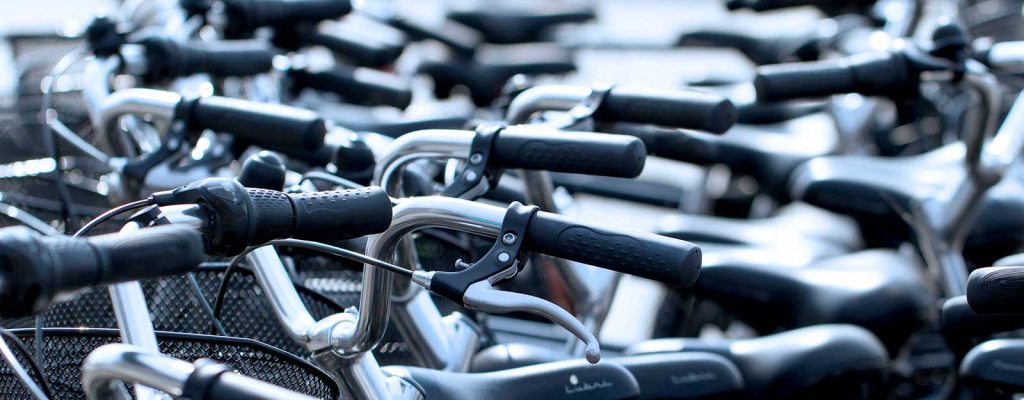 Bicicletas estacionadas em um estacionamento