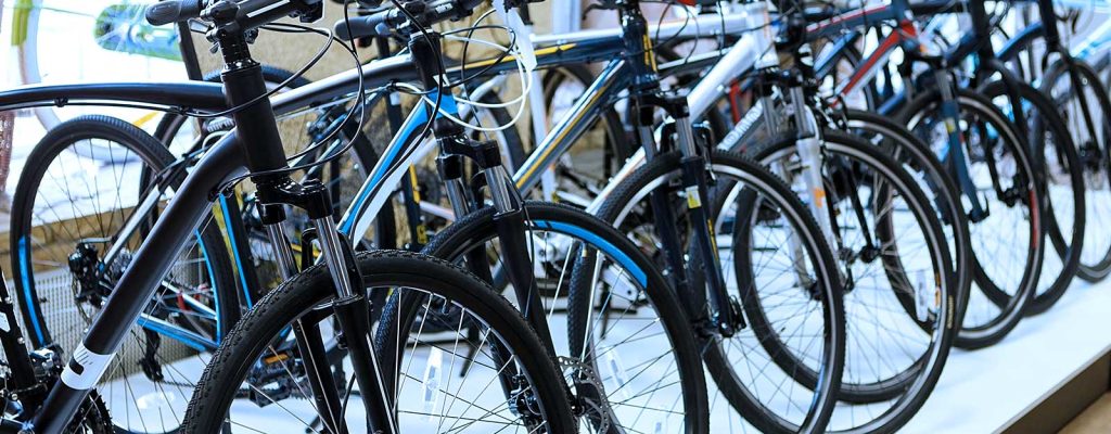 Diversas bicicletas expostas em loja