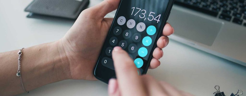 Cálculo de despesas em calculadora de smartphone