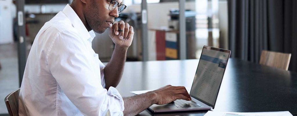 Pessoa contando um seguro