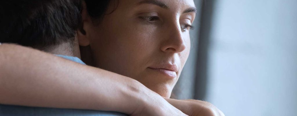 Casal se abraçando em momento de carinho e conforto