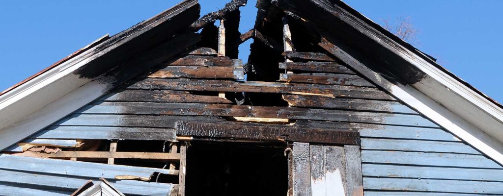 Cobertura de casa queimada