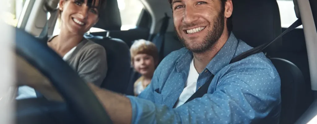como-funciona-a-cobertura-do-seg pai, mãe e filho no carro