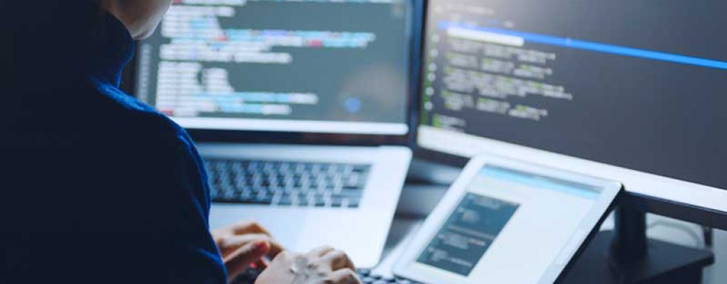 Desenvolvedor trabalhando com múltiplas telas