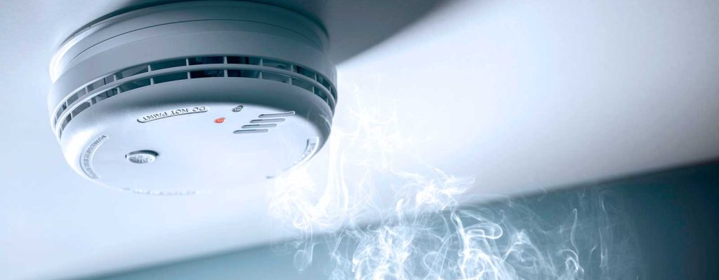 Detector de fumaça no teto com fumaça ao redor