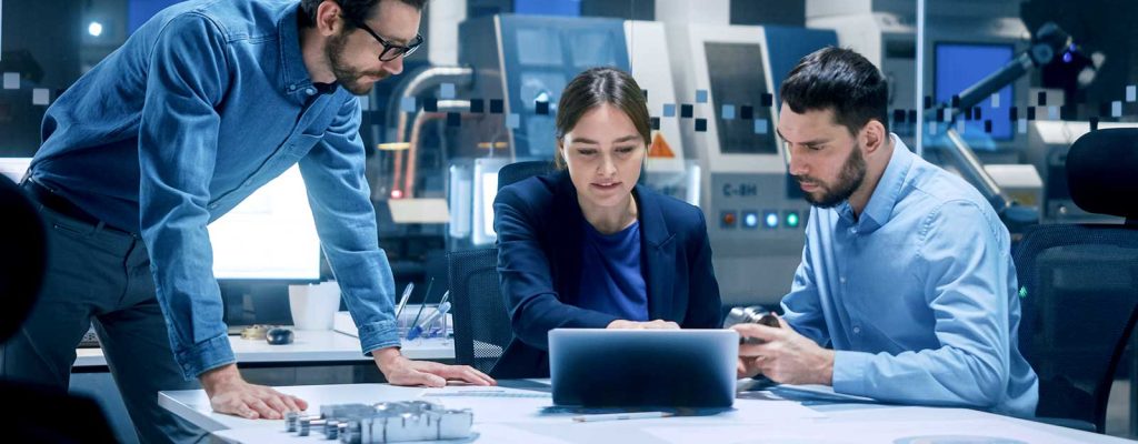 Funcionários analisando dados em um escritório moderno