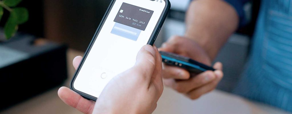 Pagamento com celular em loja moderna