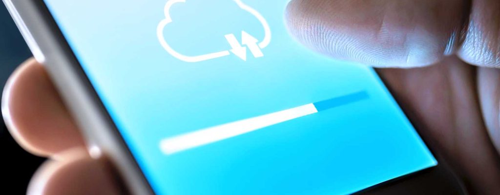 Pessoa usando smartphone com ícone de nuvem