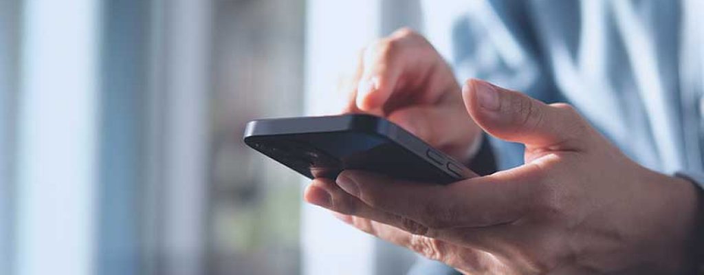 Pessoa usando smartphone em ambiente interno