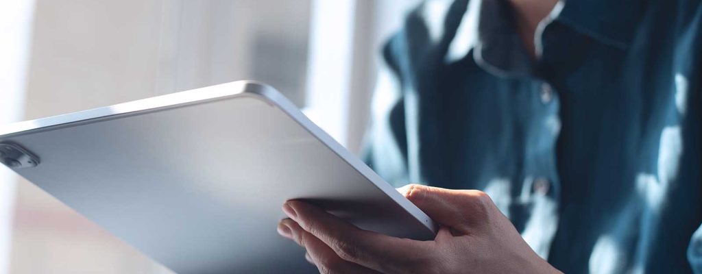 Pessoa usando tablet em ambiente de trabalho