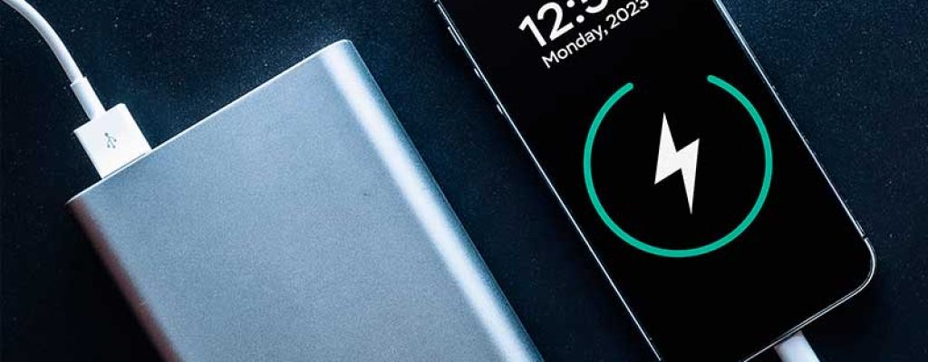Powerbank e smartphone com carregamento em andamento