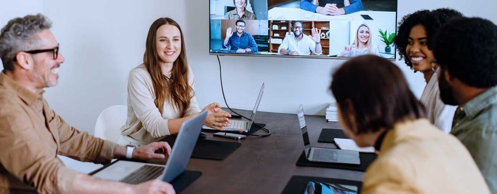 Reunião híbrida com participantes em videoconferência