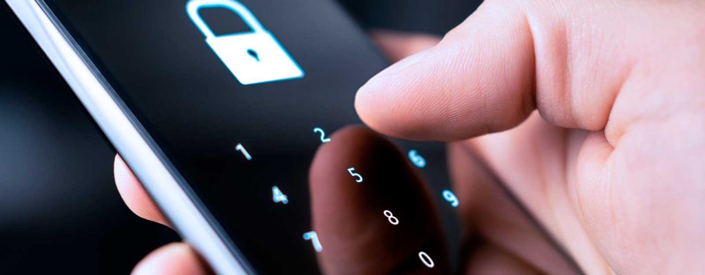 senha-smartphone-bloqueio Pessoa digitando senha em smartphone com ícone de bloqueio