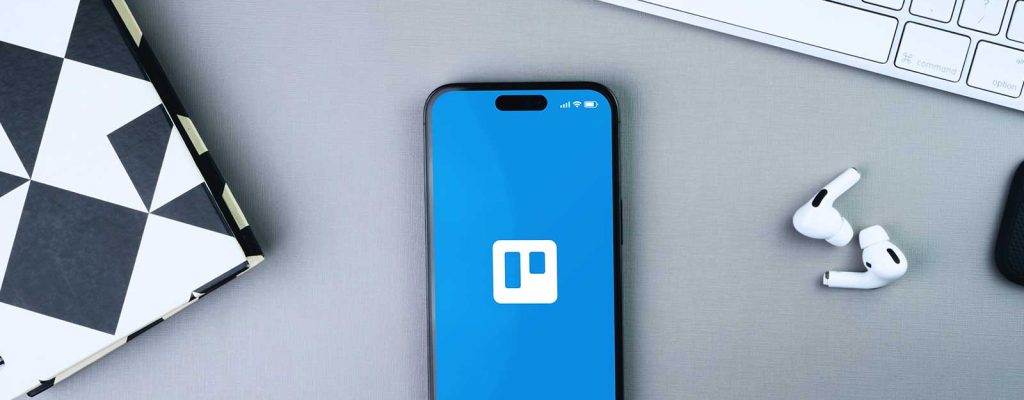 tela-inicial-trello-smartphone Tela inicial do Trello em smartphone sobre mesa