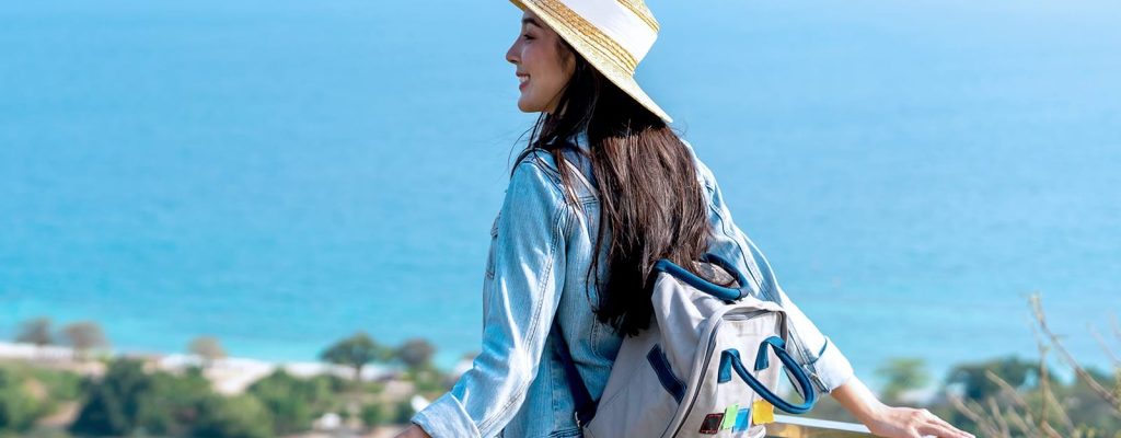 Mulher olhando paisagem