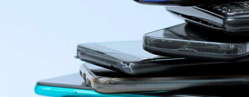 Vários smartphones empilhados sobre uma superfície